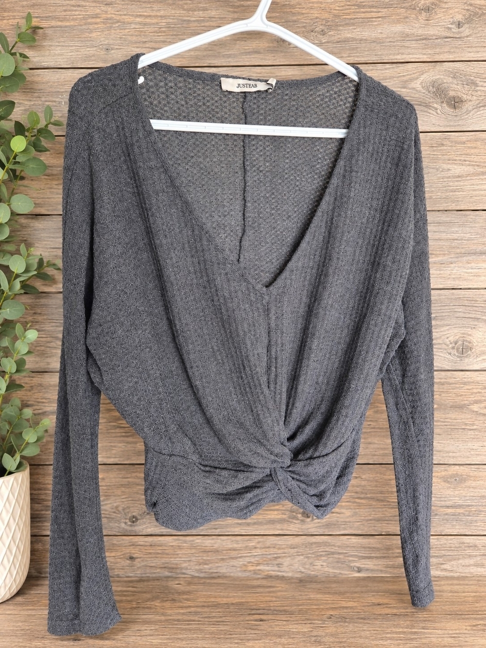 JustFab Charcoal Gray Twist-Front Cropped Knit Top